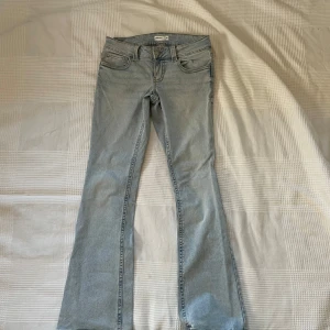 Ljusblå bootcut jeans från Gina Tricot - Snygga ljusblå jeans från Gina Tricot Perfect Jeans i bootcut-modell. 