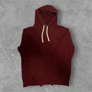 Ralph Lauren Hoodie Vinröd - 📍Storlek: S  💪🏽Skick: Mycket bra!  📐Mått: Längd:58cm Axelbredd:48cm  📎Material:86%bomull 14%Polyester  📦Skickar alltid inom 24h  💸Köp fler plagg för att få billigare pris  ✅Äkthetsgaranti