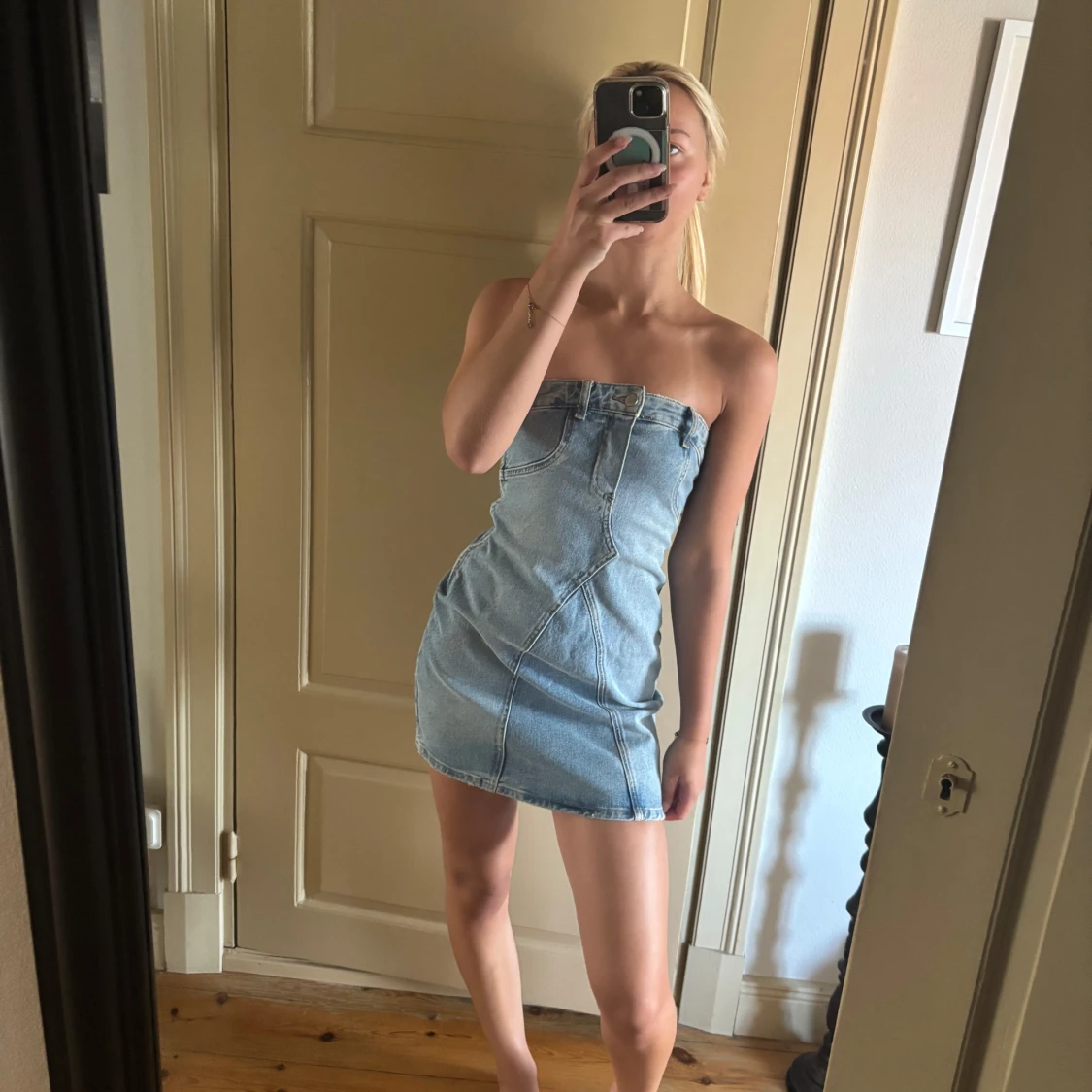 Ljusblå jeansklänning axelbandslös - 1