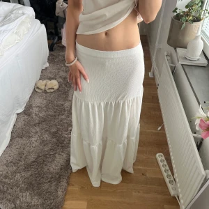 Vit långkjol - Super fin! Använd typ 1-2 gånger så jätte fint skick! Är 171cm för referens💕💕
