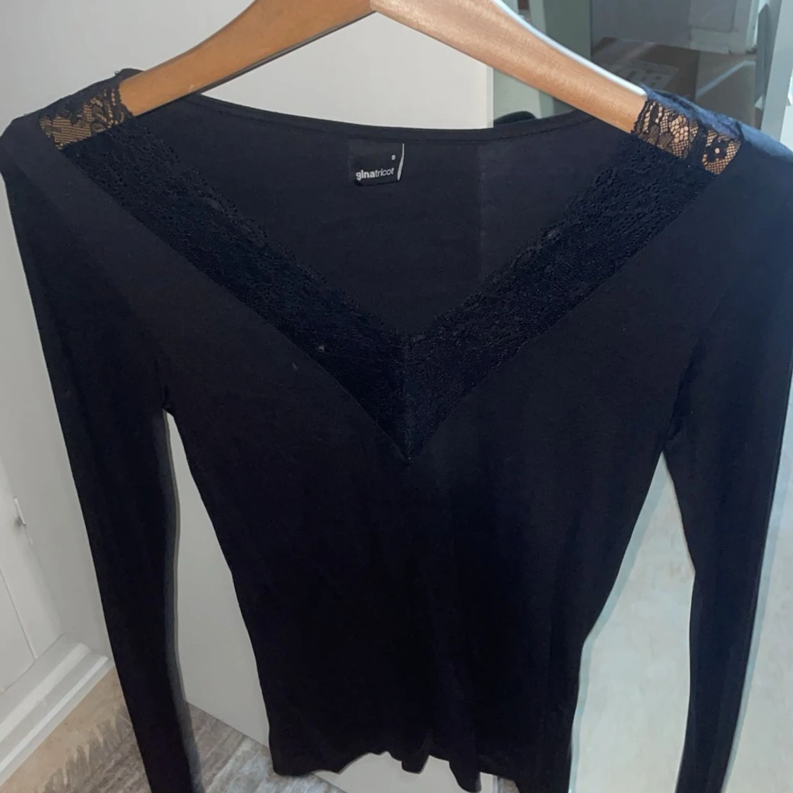 Svart långärmad topp med spets från Gina Tricot