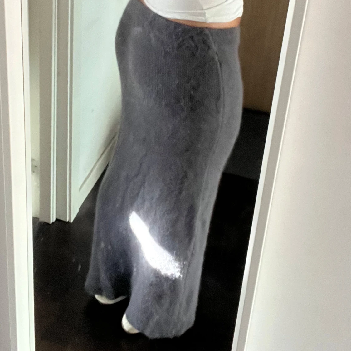 Mörkgrå stickad långkjol - 1