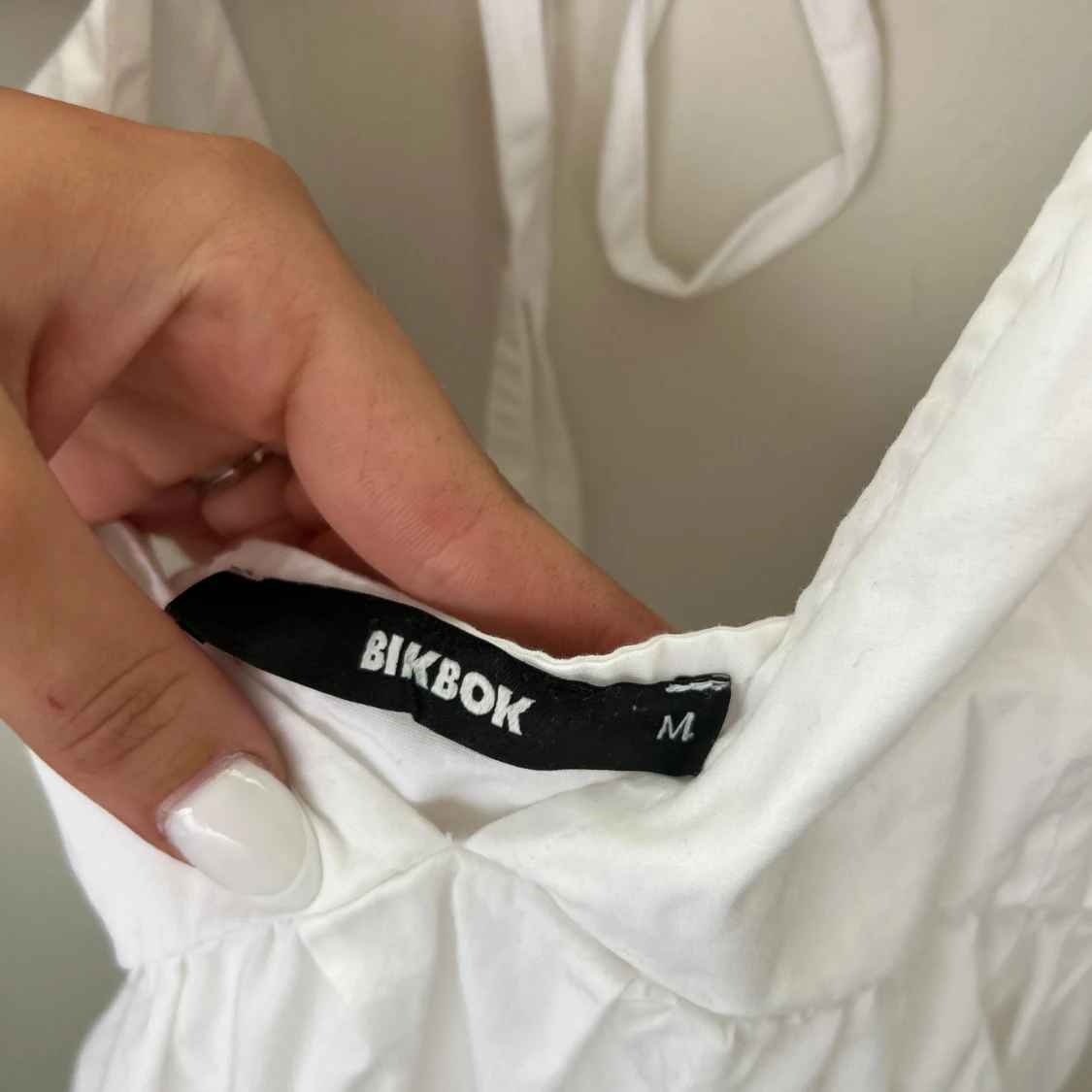 Vit omlottklänning från BikBok - 1