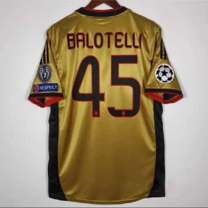 AC Milan Balotelli guld fotbollströja - Grym AC Milan fotbollströja i guld med Balotelli och nummer 45 på ryggen. Tröjan har svarta och röda detaljer, Champions League-patch på ärmen och är tillverkad i glansigt, lätt polyestermaterial. Perfekt för dig som vill sticka ut på planen eller läktaren.