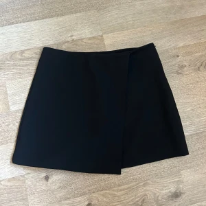Skort från Zara  - Svart skort från Zara i nyskick. 