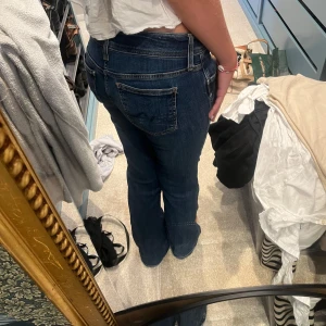 Lågmidjade bootcut jeans pepe jeans - Snygga mörkblå jeans med bootcut passform och klassiska fickor både fram och bak. Jeansen har låg midja och är tillverkade i ett mjukt denimtyg som sitter skönt på kroppen. Perfekta för dig som gillar en tidlös och avslappnad look.