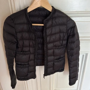 Moncler jacka mörkblå - Säljer en mörkblå moncler jacka i storlek 146.  Jackan är äkta och har använt den mycket men det syns inte så mycket