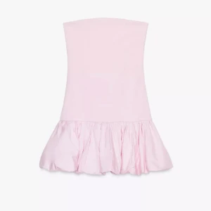 Helt ny Ljusrosa axelbandslös volangklänning - Supersöt ljusrosa kortklänning med axelbandslös design och volang nertill. Perfekt för dig som vill sticka ut med en feminin och lekfull look. Klänningen har en figurnära passform upptill och en fluffig kjol som ger extra volym. Köpt för bara en månad sen och aldrig kommit till användning, slutsåld på hemsidan!