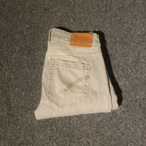 Dondup jeans - Dondup jeans som är relativt små srtlk 28 passar dig som är smal längd 30