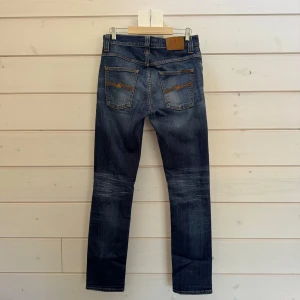 Nudie Jeans Grim Tim - Nudie jeans (Grim Tim) | Storlek: W3o L32 | Skick: 9/10, litet hål lagat bak vid fickan. | Hör gärna av er vid frågor och funderingar! Pris går att diskutera vid smidig affär🤗