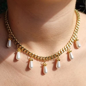 Guldpläterat halsband  - ✨️✨️Snyggt i guldpläterat halsband med chunky kedja och sju droppformade vita pärlor som hänger längs hela halsbandet. Pärlorna har små guldfärgade detaljer upptill som ger en extra lyxig känsla. Perfekt för dig som vill sticka ut med en unik accessoar.