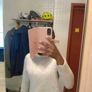 Grå polotröja från Magaschoni - Säljer en Grå stickad polotröja från Magaschoni i storlek S. Tröjan har en chunky polokrage, lång ärm och ett snyggt strukturerat stickmönster. Perfekt för lager-på-lager och chill höst- och vinterstil. 