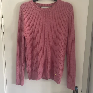 Stickad mönstrad rosa tröja från Hampton republic  - Mörk rosa mönstrad stickad tröja ifrån Hampton republic. Den är stretchig och passar xs-m ungefär. Använd väldigt få gånger. Den har ett litet guldigt spänne längst ner, den har blivit lite sliten i garderoben men inget man tänker på. Pris kan diskuteras!