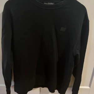 Svart sweatshirt från Acne Studios - Säljer en svart sweatshirt från Acne Studios. Nypris ligger på 3500 kr. Skick 8.5/10. Perfekt längden är 172-180 lite beroende på vikt också. Hör av dig om du har frågor!