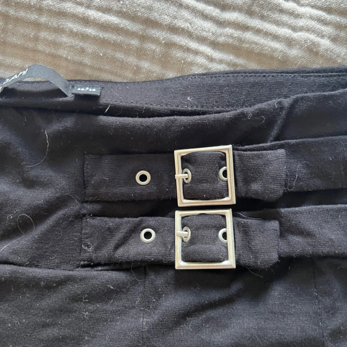 Svart minikjol med dubbla spännen från KappAhl - 1