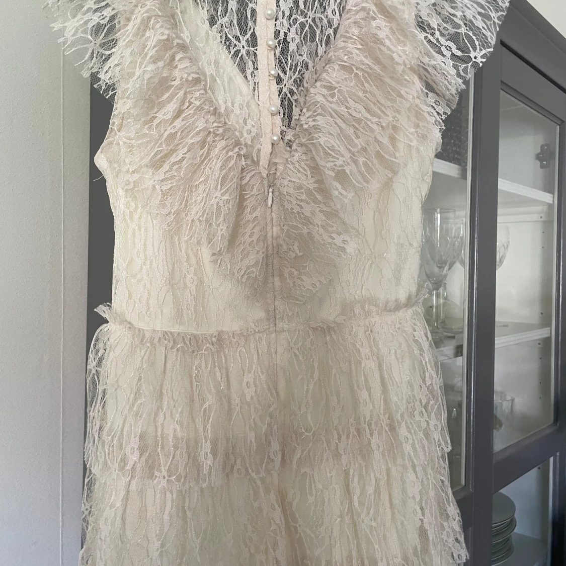 Intressekol Champagnefärgad spetsklänning från bubbelroom  - 2