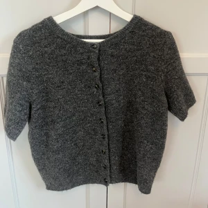 Stickad T-shirt från H&M - Endast använd fåtal gånger och inga defekter. Skriv för frågor❣️Storlek M men passar även mig som har storlek S💗