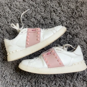 Valentino skor dam - Valentino skor dam storlek 38 i helt okej skick, inget äkthetsbevis då de är köpta här på Plick, dessutom klippt bort lapparna med Valentino loggan(se fjärde bild), smutsiga men går säkert att rengöra och insidan av hälarna är sönder och slitna