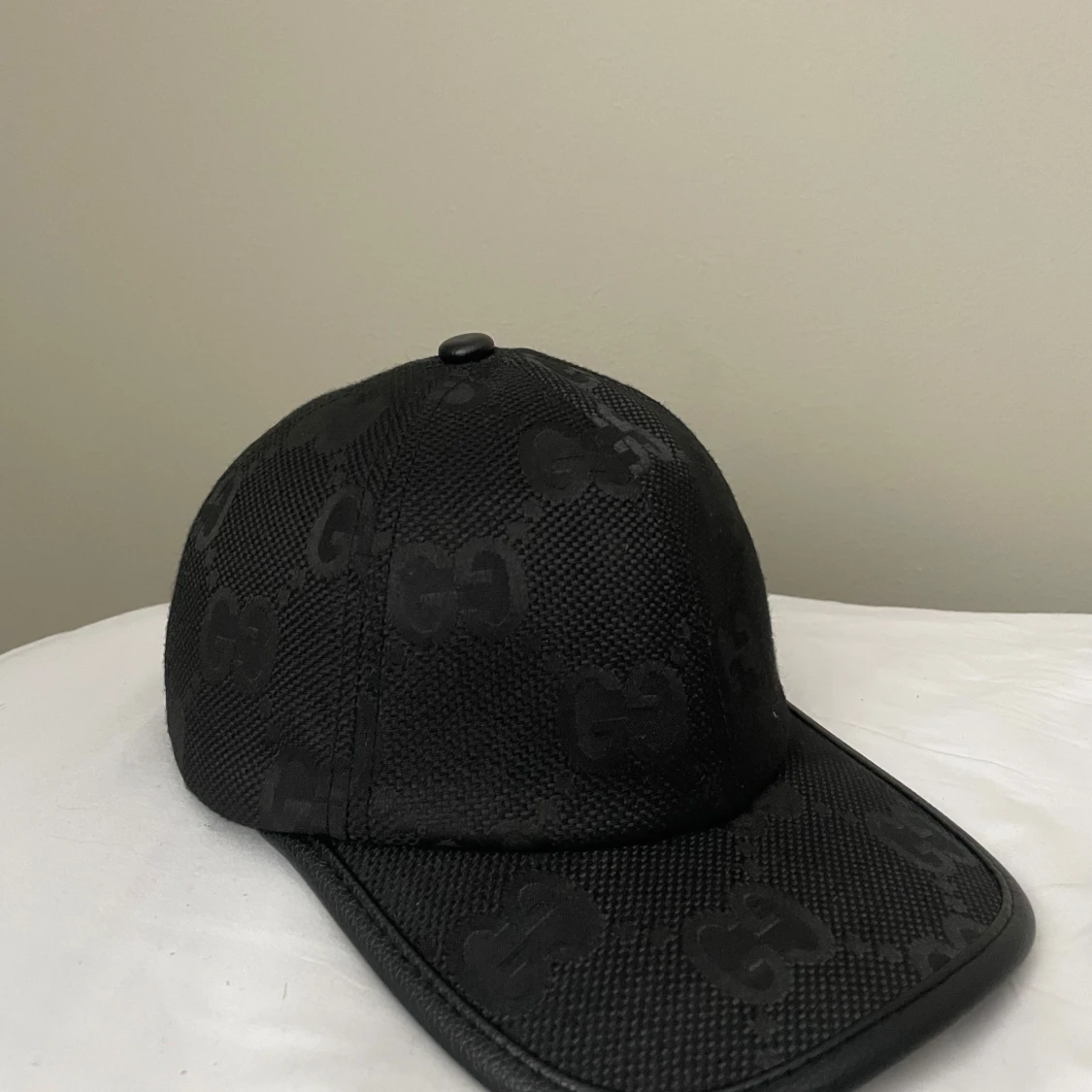 Svart keps från gg med GG-mönster