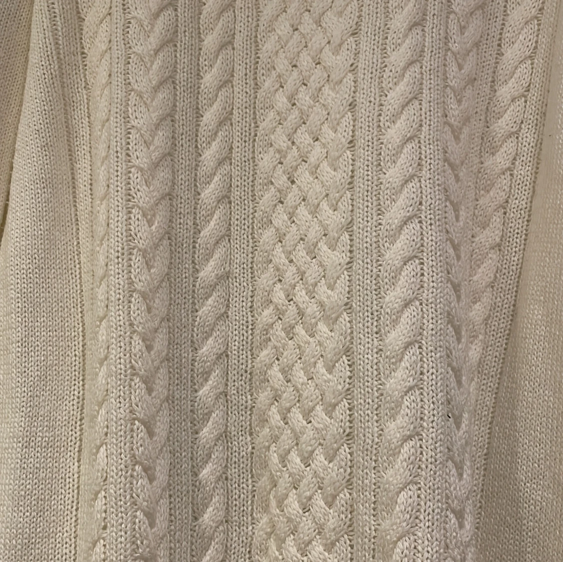 Vit stickad tröja  - 1