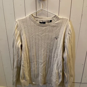 Vit stickad tröja från Gant - Vit stickad tröja från Gant i storlek S