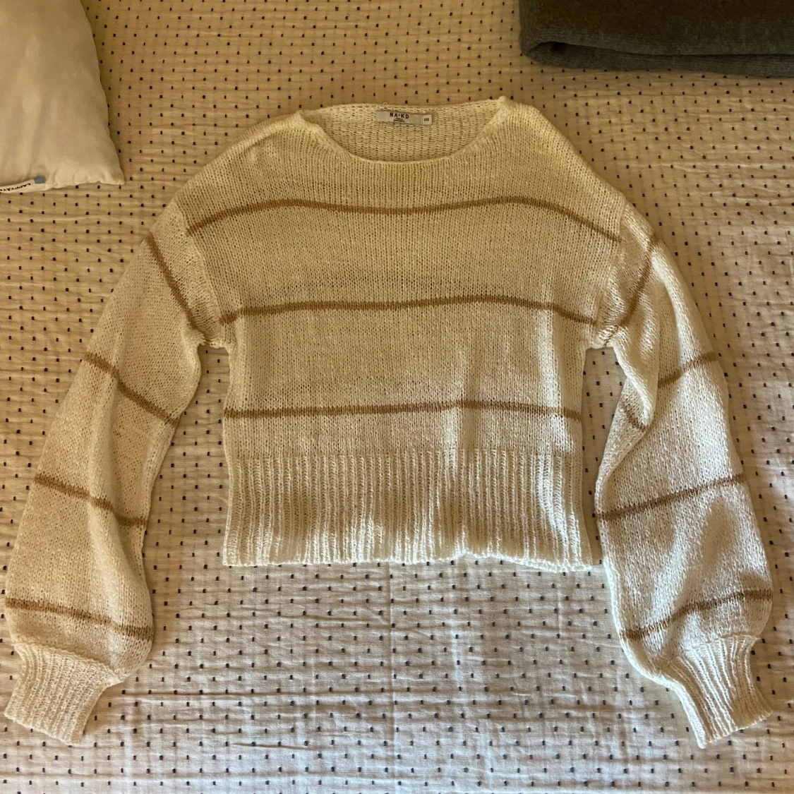 Vit och beige stickad tröja från NA-KD