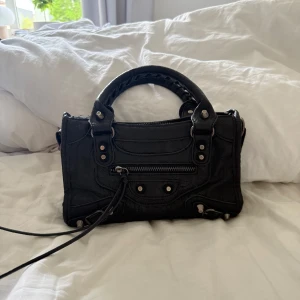 Svart handväska  - Svart handväska med silvriga detaljer!! Superfin och är i mycket bra skick. 