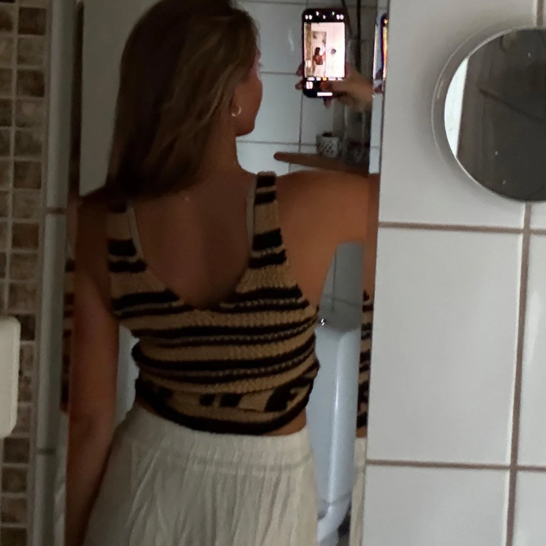 Svart och beige randig croppad omlottopp - 1