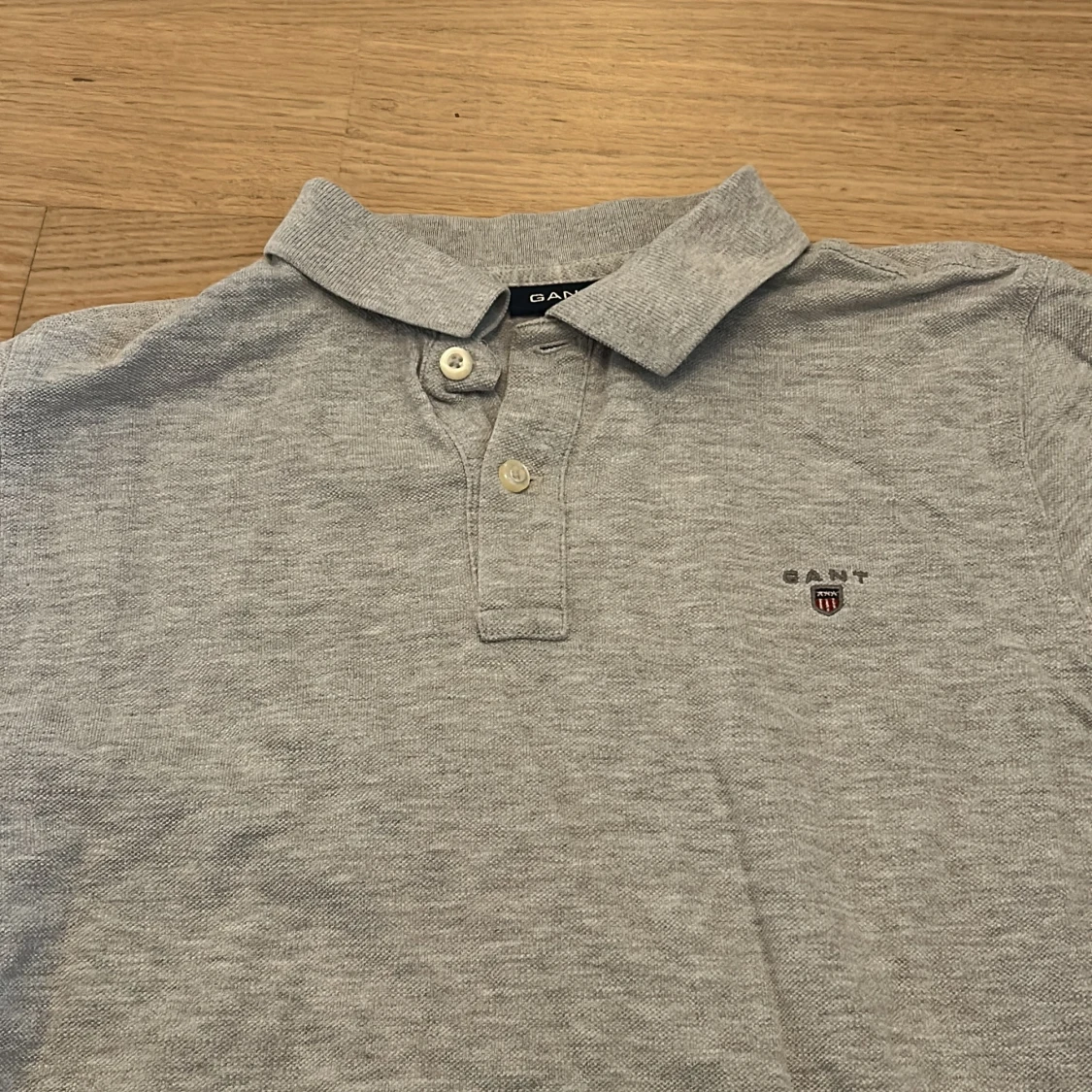 Ljusgrå pikétröja från GANT - 4