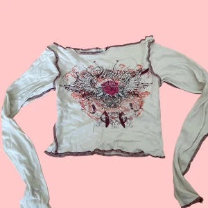 Y2k urban outfitters - Fin axellös cropped tröja me fina rhinestone detaljer