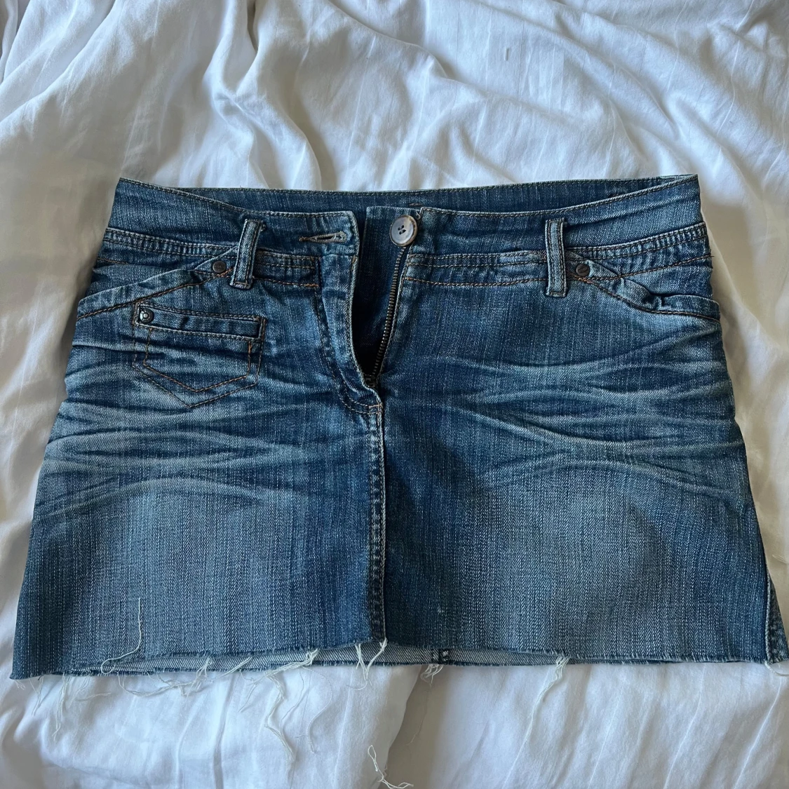 Jeanskjol med rå kant