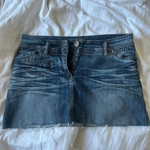 Jeanskjol med rå kant - Blå jeanskjol, knappt använd 