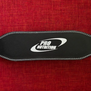 Svart träningsbälte från Pro Nutrition - Säljer ett svart träningsbälte i storlek M från Pro Nutrition. Bältet är brett och ger bra stöd vid styrketräning. Perfekt för dig som vill ha extra stabilitet vid tunga lyft.