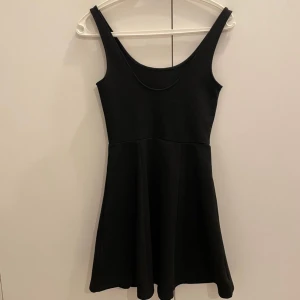 Svart ärmlös klänning - Så söt svart sommarklänning! Klänningen ”snatchar” till midjan jättesnyggt och är använd endast ett få tal gånger