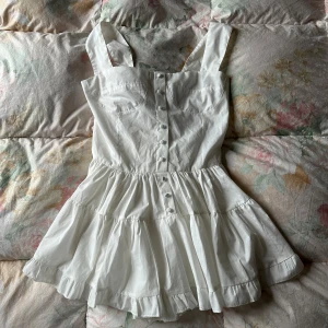 coquette klänning / romper - ingen bild på eftersom att den är för liten, längden mäts från toppen av kupan och ner