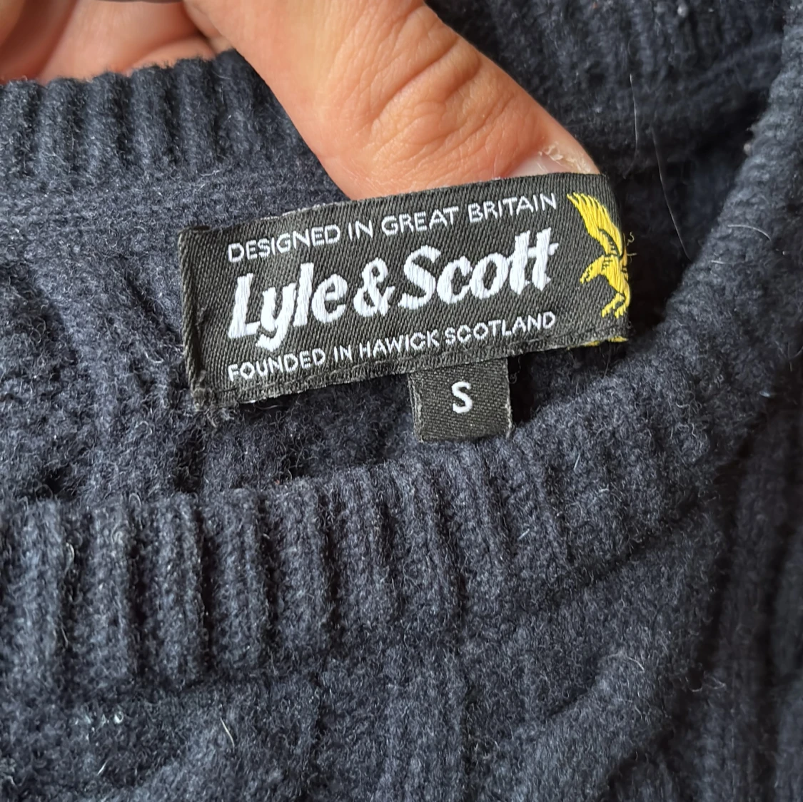 Mörkblå kabelstickad tröja från Lyle & Scott - 2