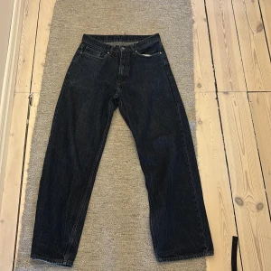 Mörkblå raka jeans från Vaillent - Säljer ett par mörkblå jeans från Vaillent, baggy rinse 