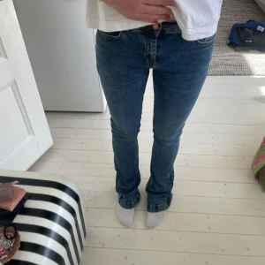 LTB bootcut jeans  - Långa low waist blåa ltb jeans i modellen ”fallon” 😊 säljer två i samma modell, men ena i 28 36 och andra i 29 36. Skulle säga att båda modellerna sitter likadant, man märker ingen direkt skillnad på storleken. Säljer ett par för 295 och båda för 550 ❤️