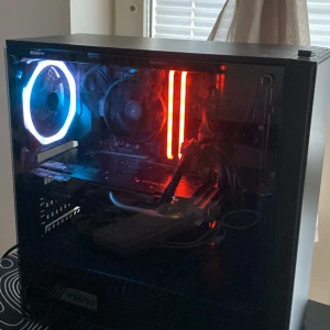 Stationär gamingdator med RGB och TUF Gaming-komponenter - Säljer en stationär gamingdator med glasfönster, RGB-belysning och komponenter från TUF Gaming och EVGA. Datorn har flera USB-portar, DVI-anslutningar och synlig kylning. Perfekt för gaming och kreativa projekt.