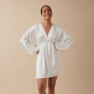 Vit Klänning - Vit satin klänning från gina tricot som är slutsåld på hemsidan. Använt en gång så klänningen är i nyskick. Storlek 34. Nypris 500kr. 