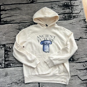 Vit hoodie från H&M - Vit hoodie från H&M i relaxed fit med tryck på bröstet. Tröjan har huva, lång ärm och magficka. Pris kan diskuteras. 