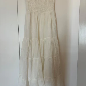 Vit maxikjol - Från saint tropez i storlek xs, lappen finns ej kvar då jag klippt bort den. Aldrig använd, endast provad💞 ca 100 cm lång 