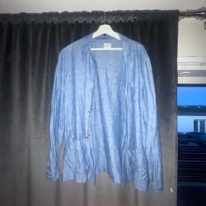 Blå linne overshirt - Hej, säljer nu min  blå linne overshirt från John Henric eftersom den ej passar mig längre! Condition är:  8/10Hör av dig om du har några frågor!
