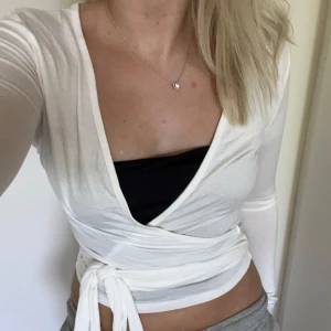 Yoga kofta  - Säljer 2 av dessa populära yoga koftorna i vit och svart 💘 endast testade! Köp 1 kofta för 50 kr eller båda koftorna för 90 kr 💘💘