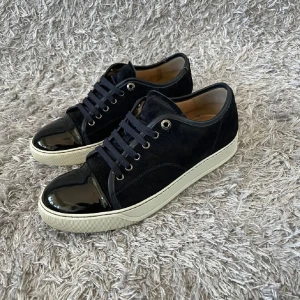 Lanvin Skor - -Säljer dessa Lanvin Cap Toe skor i stl UK 6 vilket passar runt 40-41 👟                                            -Nypris ligger på cirka 5000kr 💸                       -Fraktar inom 24h 🚛                                             -Tveka inte på att ställa frågor 💬