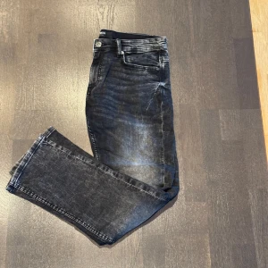 Svarta jeans från NewYorker - Tjena! Säljer dessa snygga svarta jeans med en grå-aktig wash. Dessa jeans är har endast använts en gång och är o perfekt skick!! Hör gärna av er vid frågor/funderingar
