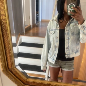 Jeansjacka från H&M -  Skitsnygg jeansjacka från H&M perfekt för sommaren. Bara använda en gång men inga tecken på användning storlek XS men passar om man har S också köp gärna❤️
