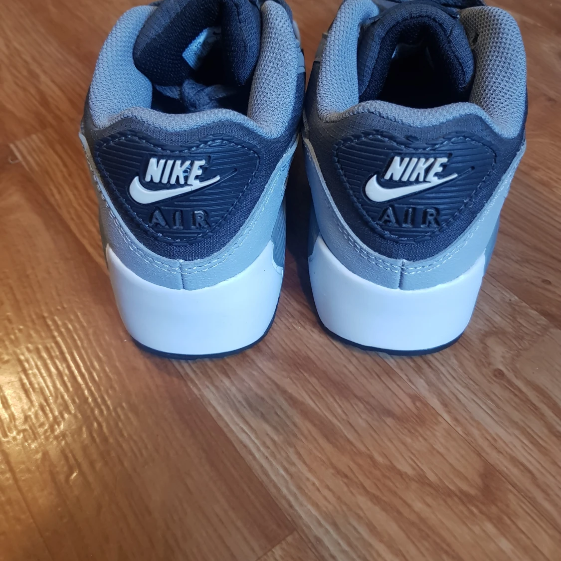 Nike Air Max 90 i grått och svart - 2