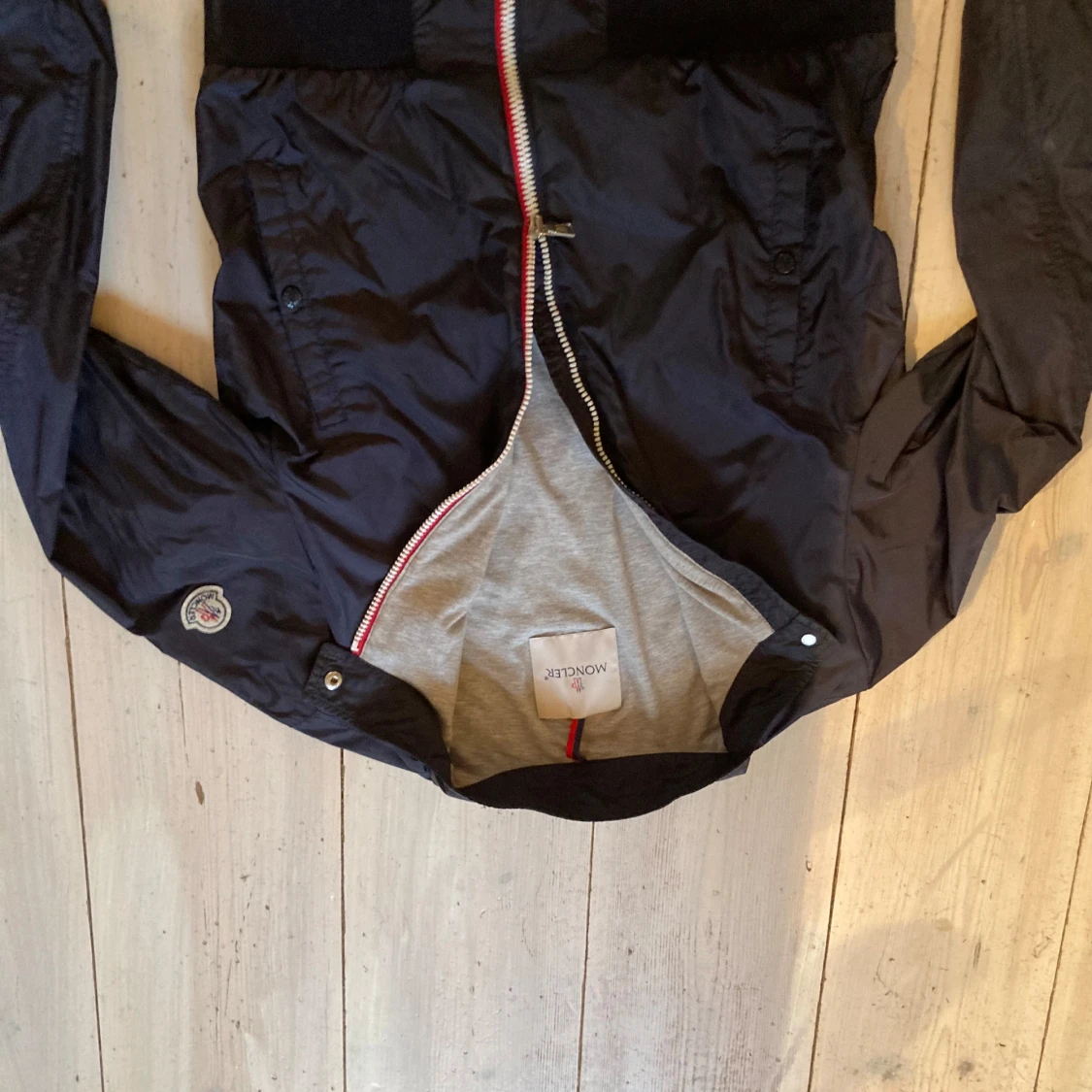 Svart vindjacka från Moncler