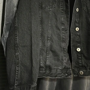 Svart jeansjacka  - Säljer en svart jeansjacka från Lager157 i storlek S. Klassisk modell med knappar framtill, två bröstfickor med lock och krage. Jackan har standard fit och är tillverkad i denim. Perfekt för dig som gillar en tidlös stil. Aldrig använt 🤩